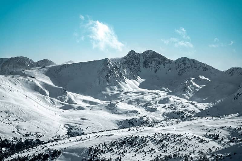 Grau Roig´s ski slopes and mountains in the background.