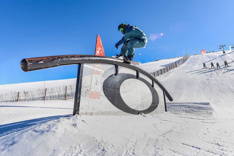 Snowboarder at Snowpark El Tarter Coliflor Freestyle Grandvalira