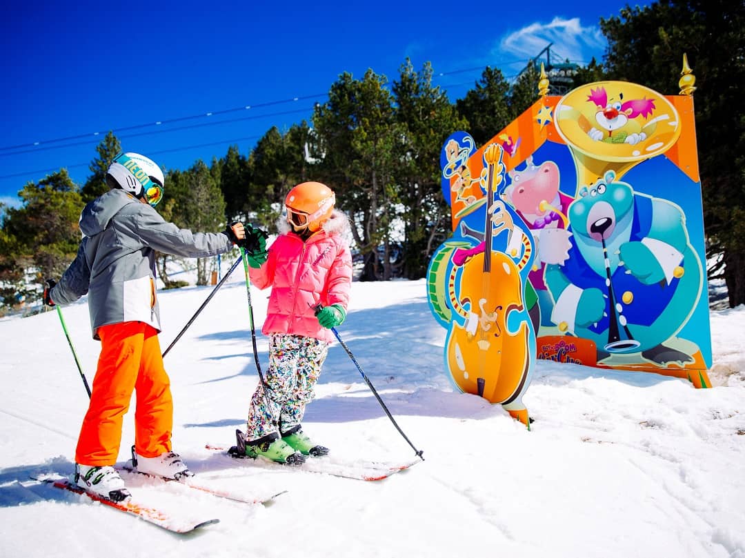 Ski school and skiing activities on the el tarter ski slopes