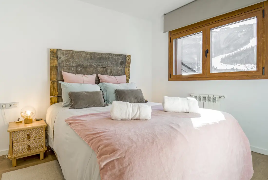 Ski chalet, El Tarter by Kokono - Pink bedroom with window